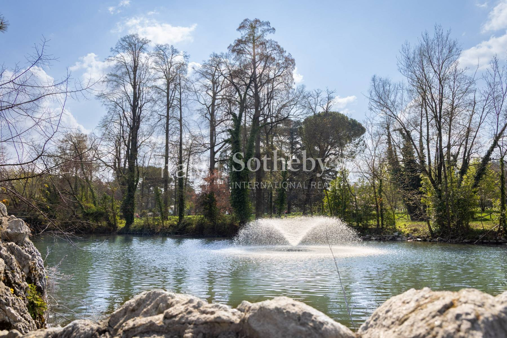 Elegant apartment a stone's throw from the Margherita Gardens.