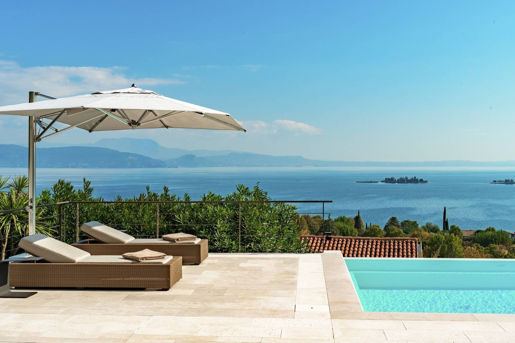 Prestigious villa with pool and panoramic views