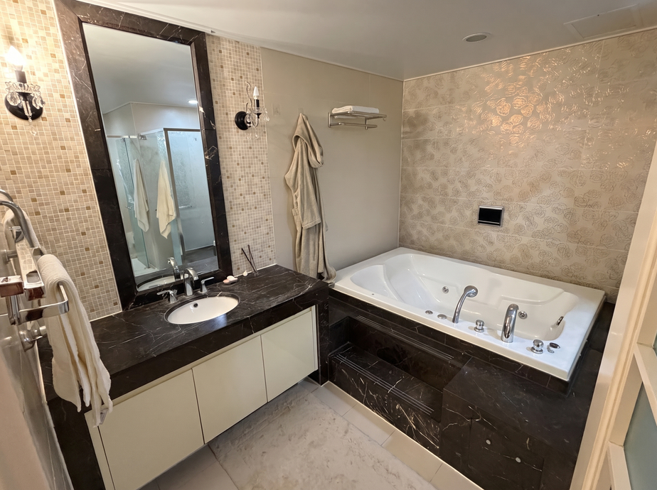 Two unique premium-class properties are available in the Apple Town residential complex.