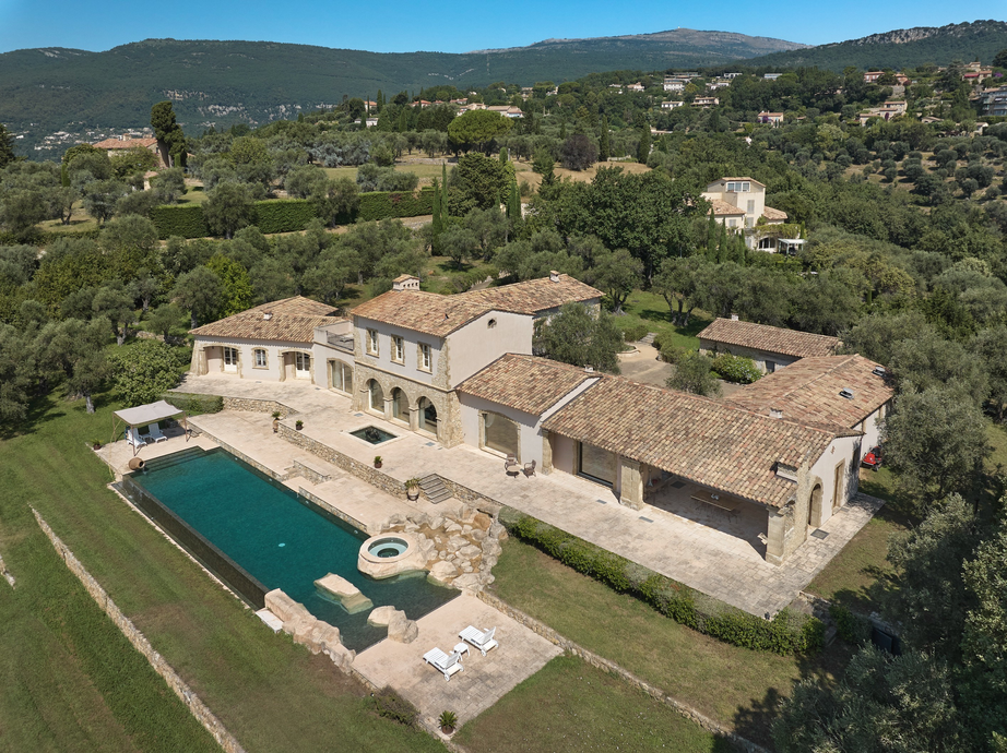 Luxury estate in Châteauneuf-Grasse with panoramic sea views, 625 sqm residence