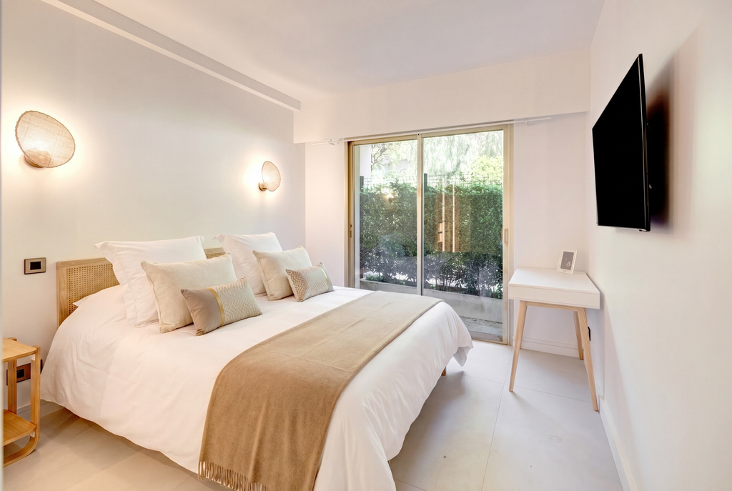 Sea view apartment with terraces in Cannes Croix des Gardes residence with pool