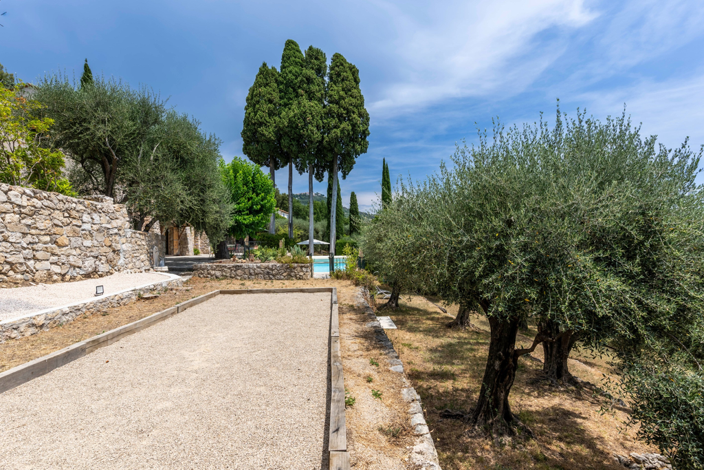 Spéracèdes, renovated 18th century stone farmhouse for sale with olive grove, d…