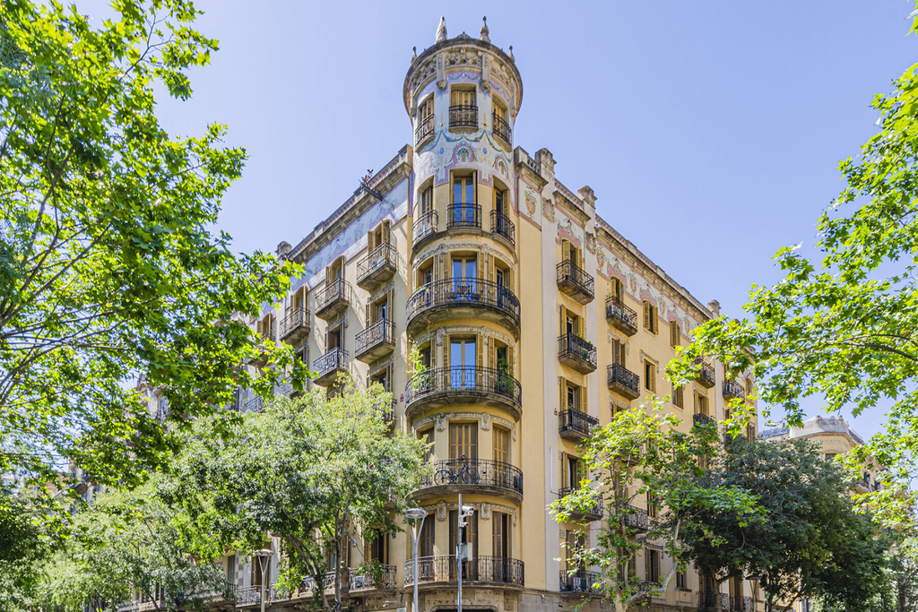 Renovated high-rise apartment in a stately building in Eixample.