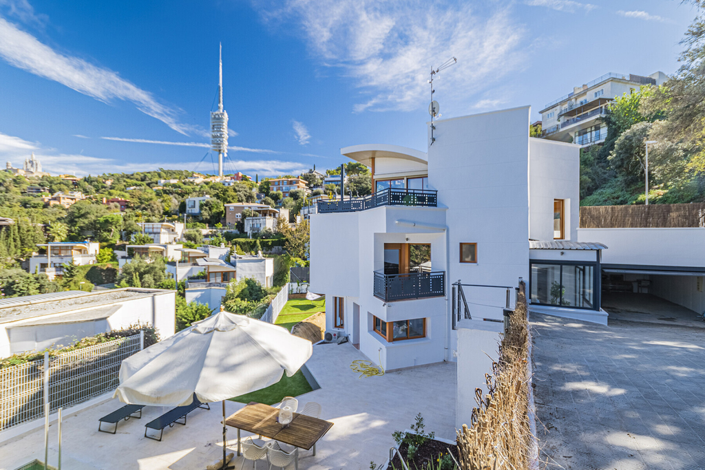 House in Vallvidrera with swimming pool and spectacular views of Tibidabo