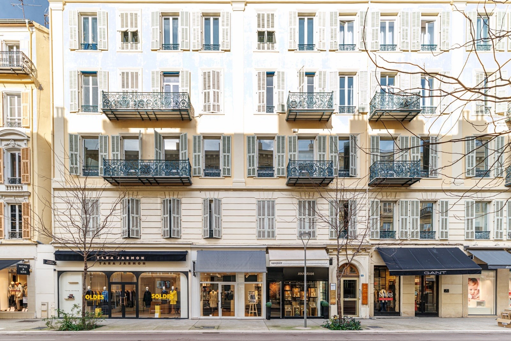 Nice Carré d'or, 300 sq.m floor plate in an elegant bourgeois building.