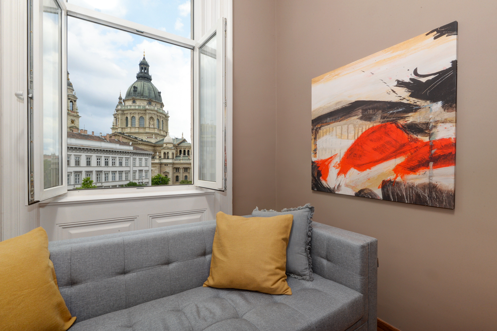 Luxury Italian-style apartment with Basilica view