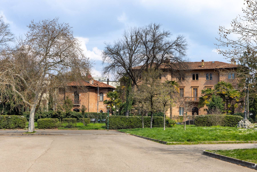 Elegant apartment a stone's throw from the Margherita Gardens.