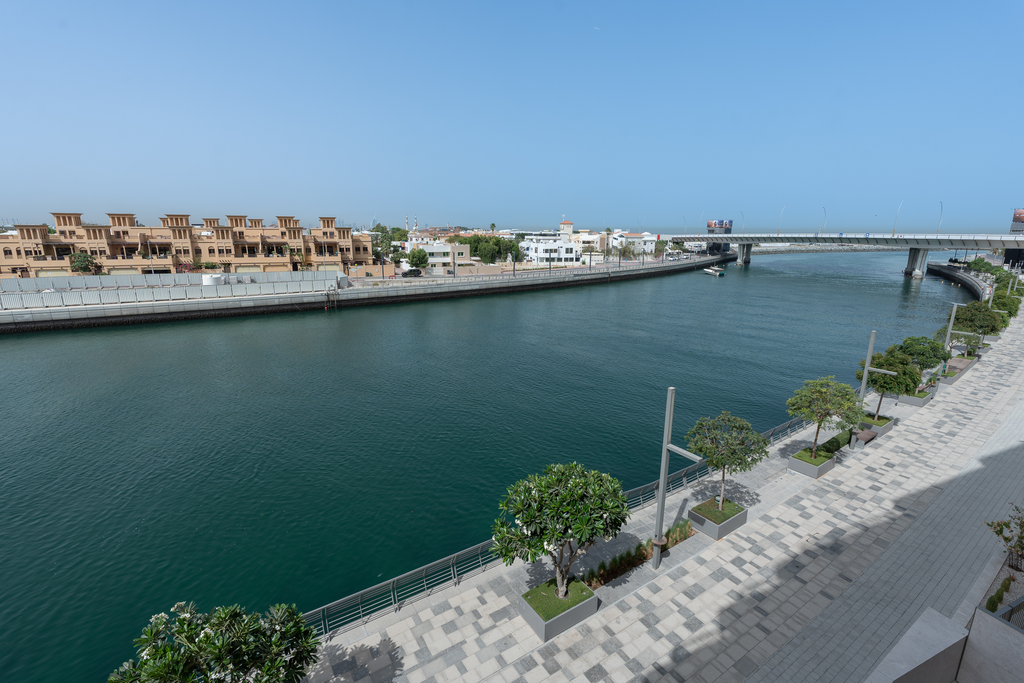 Элегантные апартаменты в Jumeirah с видом на канал в Дубае