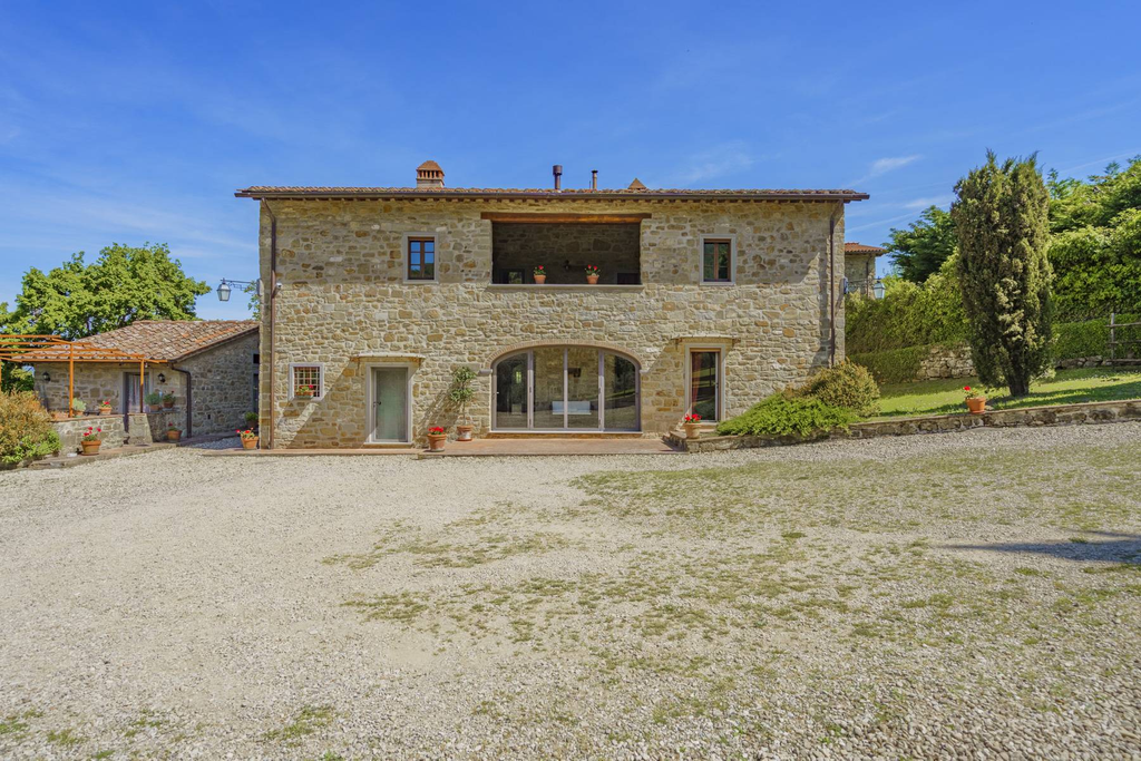 Renovated farmhouse in the Mugello countryside