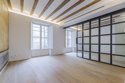 Great 2-bedroom apartment in a listed and renovated building in El Born 42882