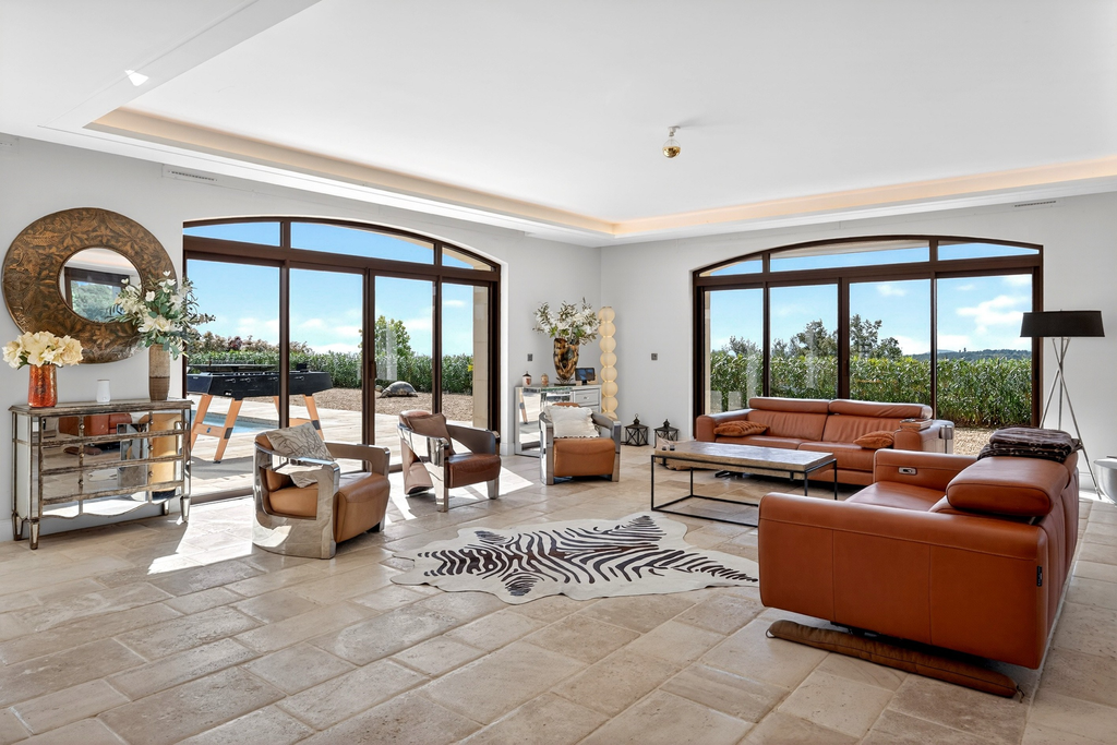Roquefort-les-Pins villa with pool, 4 bedrooms and open views near Nice airport…