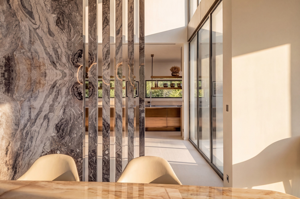 Vallauris contemporary architect villa for sale with five suites, mirror infini…